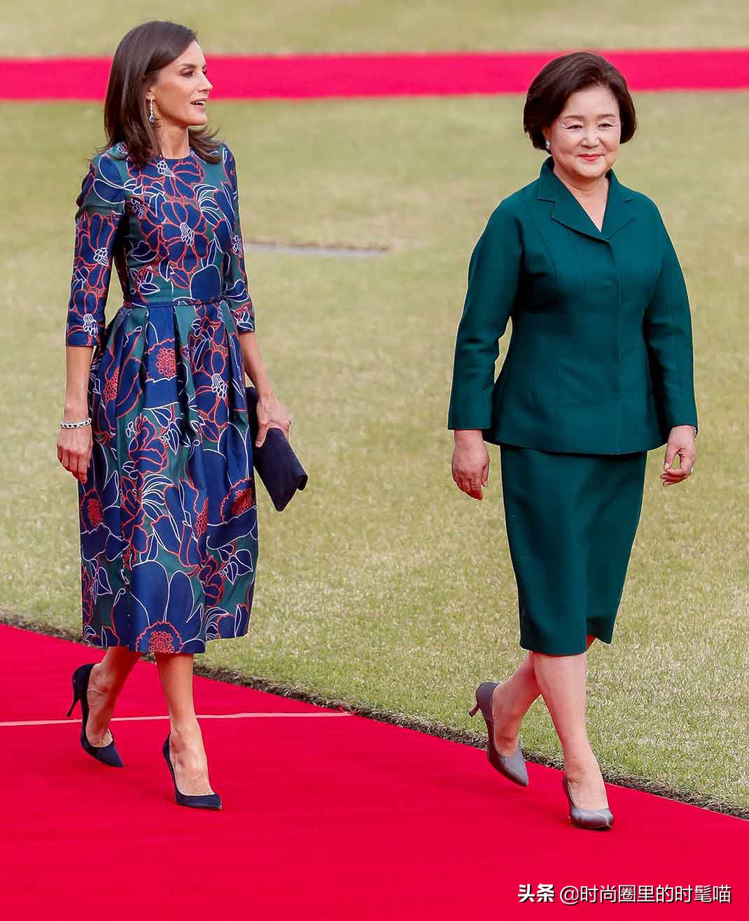 西班牙王后莱蒂齐亚穿连衣裙,西班牙王后穿丝绸内搭