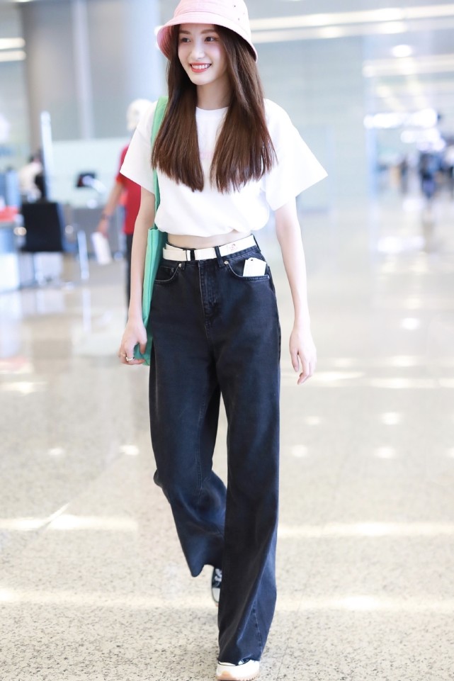 “元气少女”林小宅增肥成功，粉嫩系穿搭现身机场，少女感满满