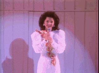 邓丽君一人一首成名,邓丽君年轻时唱歌