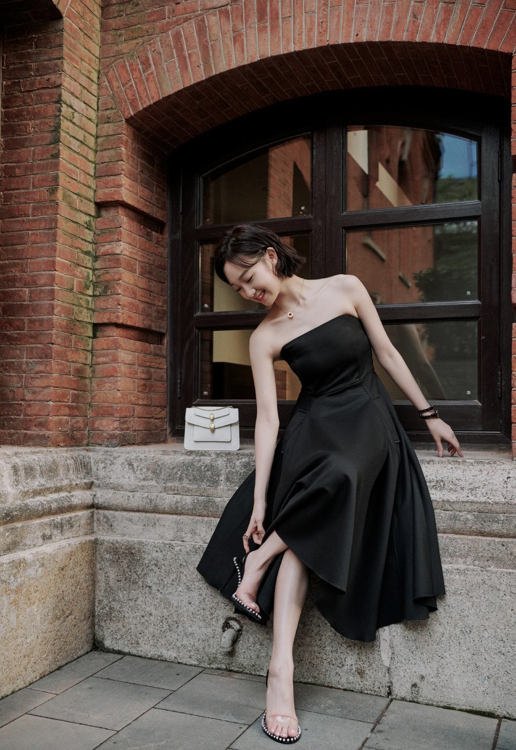 李子璇穿丝绒抹胸礼裙亮相,李子璇穿搭风格