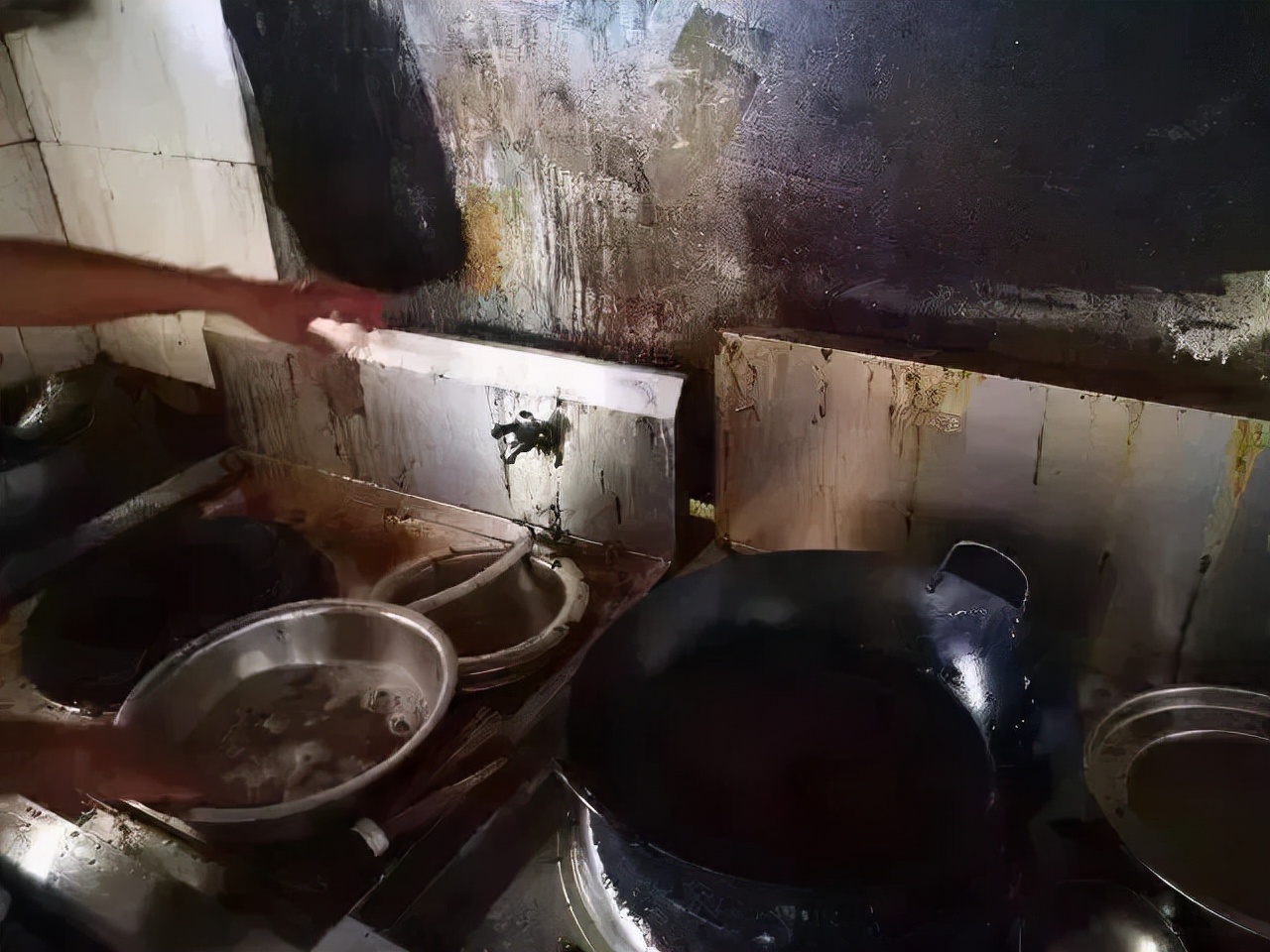 农村柴火灶油烟机选顶吸还是侧吸,油烟机顶吸和侧吸哪个更适合家用