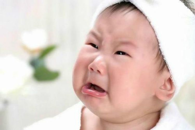 为什么婴儿耳朵后边都有一个疙瘩,耳朵有个小孔是怎么回事流水很臭