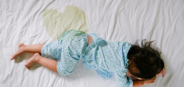 五岁半小孩突然连续尿床怎么办,孩子五岁了忽然尿床连续几天了