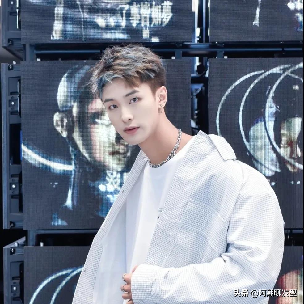 中年男士两边铲光再刻两道痕发型,男生两边铲光中间留长的发型名称