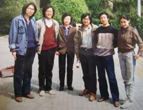 海子25岁自杀后，留下5封遗书，都有写道：我的死，是他俩导致的