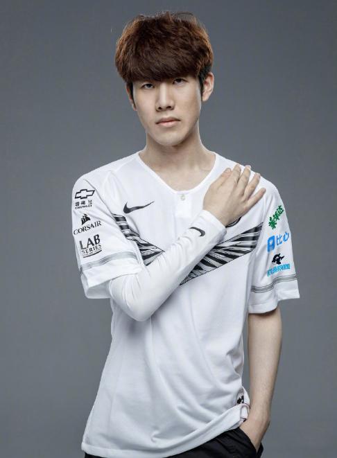 theshy和余霜悄悄话,theshy用中文接受采访余霜