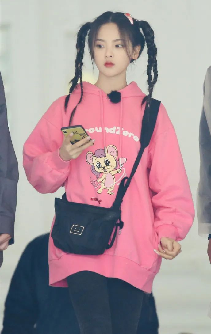 杨超越双麻花辫发带,杨超越同款双麻花辫服饰搭配