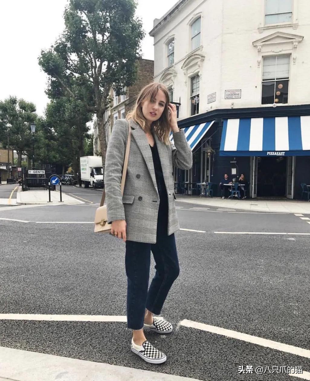 你又该买帆布鞋了，试试“棋盘鞋”，有这8套Look完美solo全场