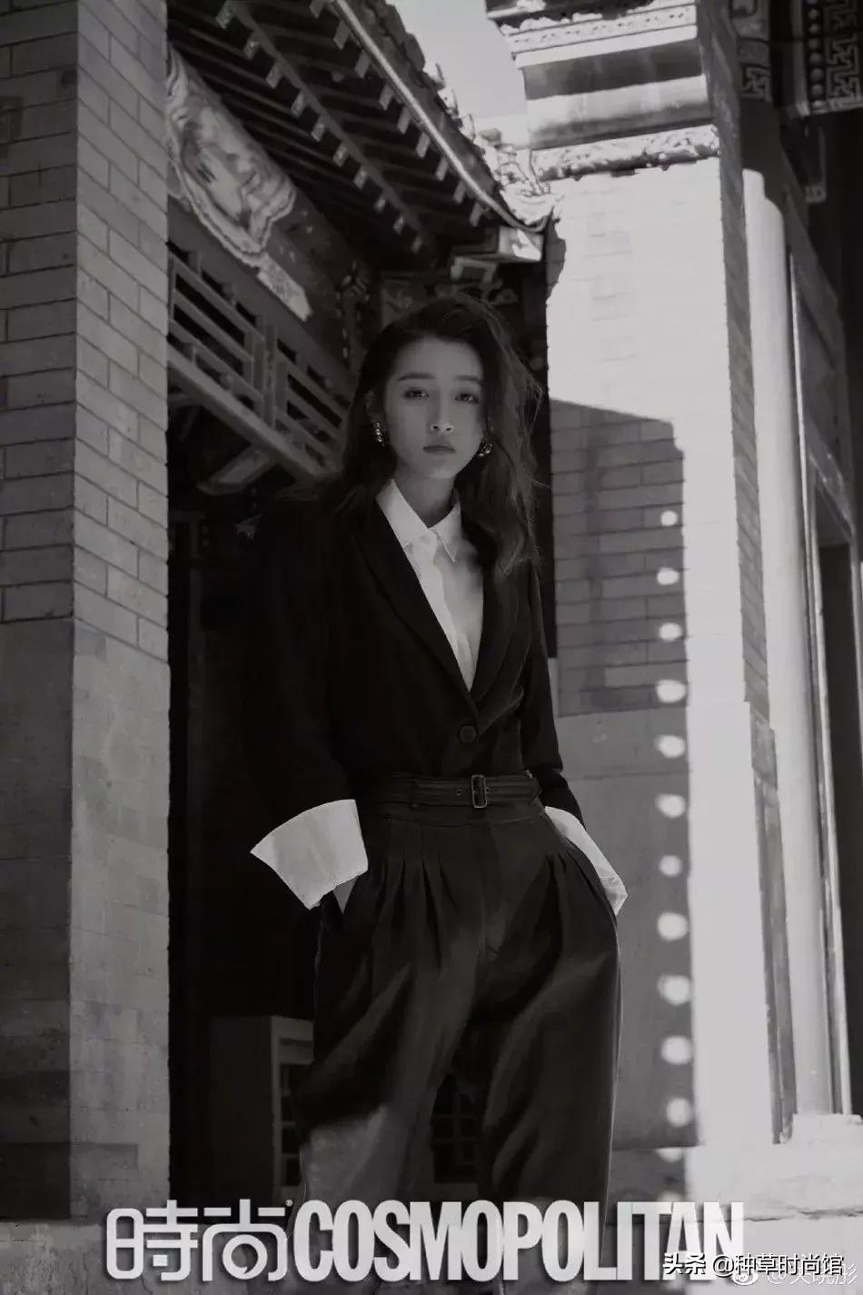 关晓彤素颜自拍与鹿晗撞脸,关晓彤为鹿晗庆生后芭比造型亮相