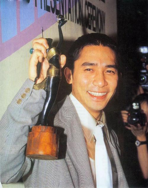 周冬雨易烊千玺各大颁奖盛典,周冬雨怎么变成双金影后