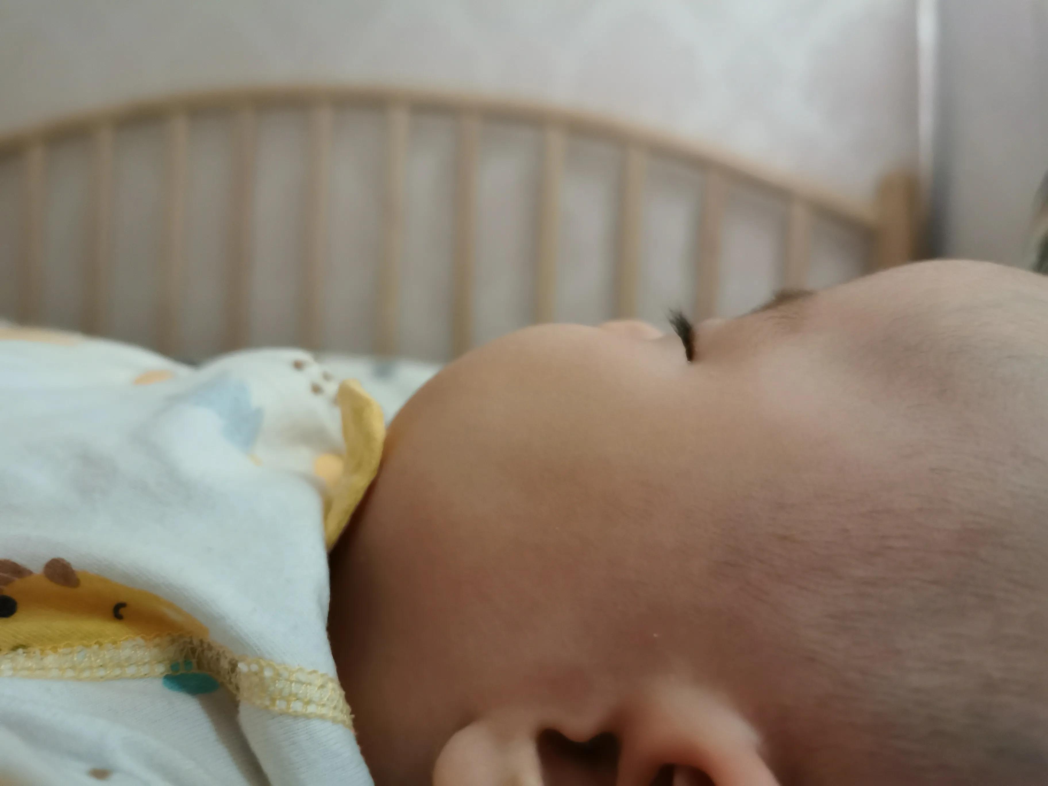 宝宝睡觉时的4个小动作，是身体“健康信号”，家长早了解早应对