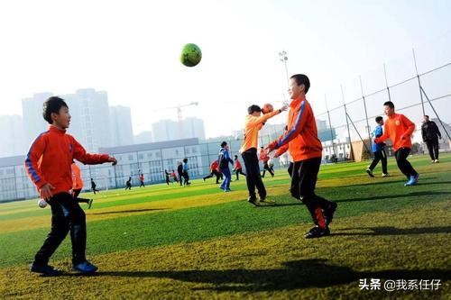 足球需要用小球练球感,足球一定要练球性