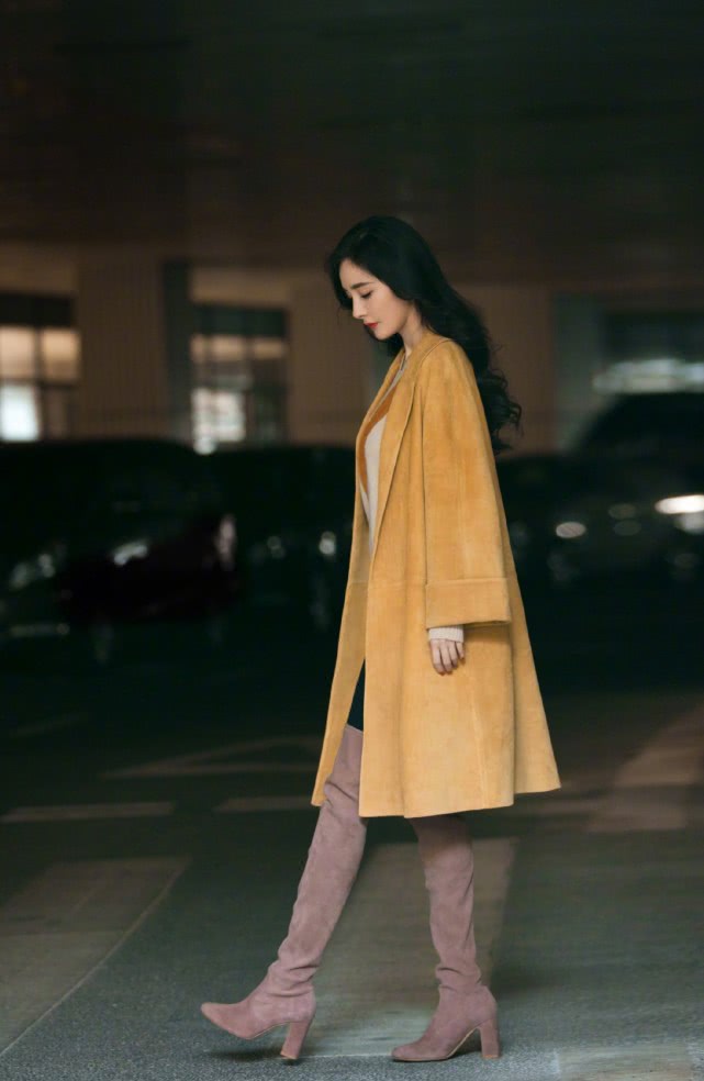 杨幂红大衣配高筒靴搭配图,杨幂秋冬日常穿搭长靴