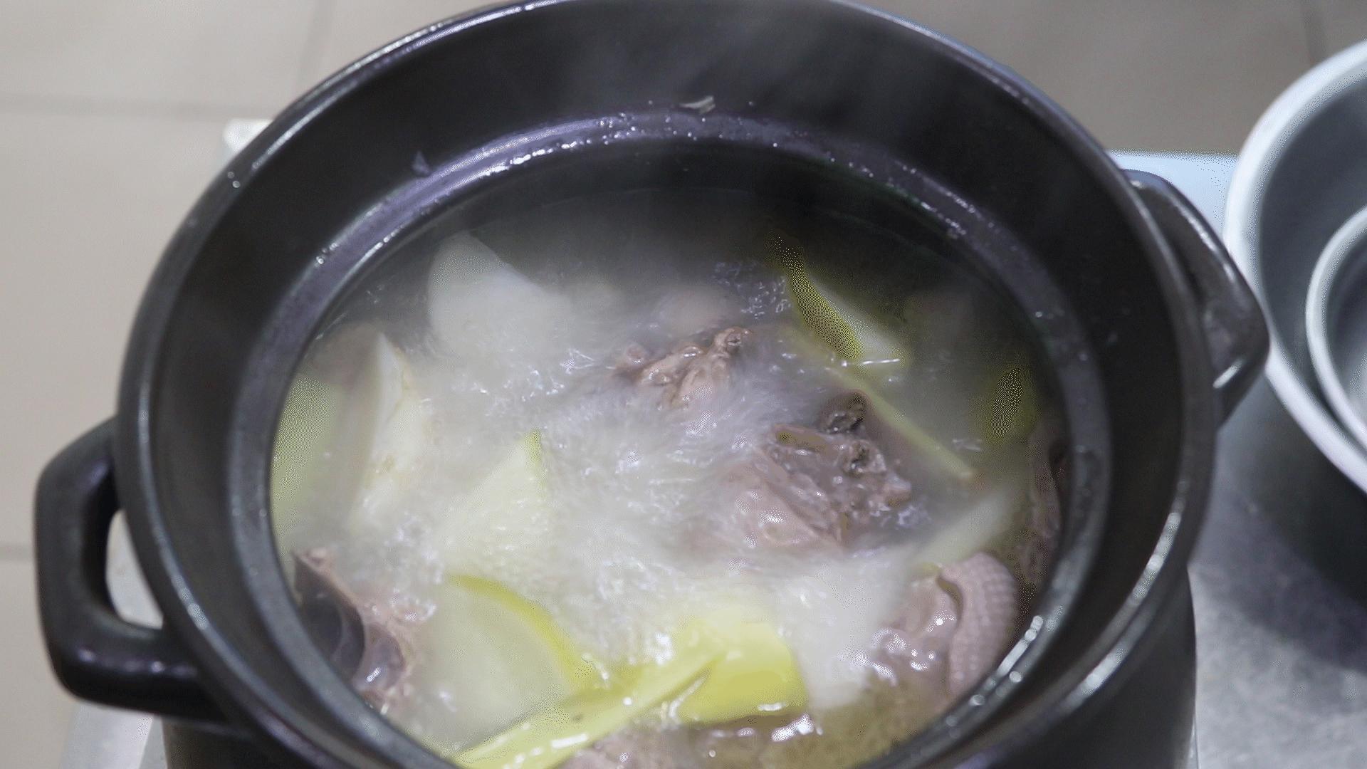 老鸭汤自己在家炖怎么才好吃,广东人夏天老鸭汤怎么炖好喝最好