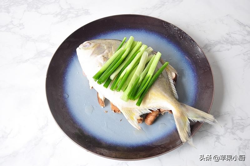 鲳鱼怎么蒸好吃又简单,清蒸鲳鱼香菇