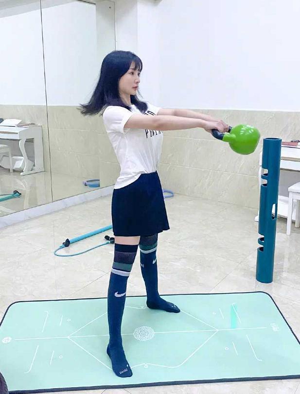 柳岩穿黑色吊带裙现身,柳岩穿吊带裙红裙