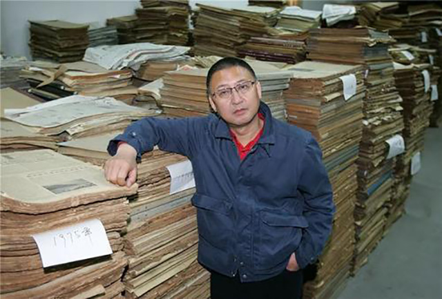 当年那位嫌当市长不赚钱,辞职经商的樊建川,再见模样沦落火车站？