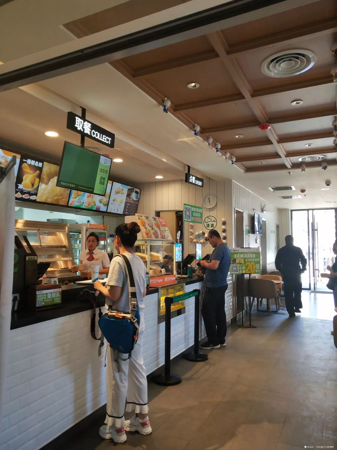 酒吧、超市展览馆这么Fashion的青城驿站，你还认为这只是厕所吗