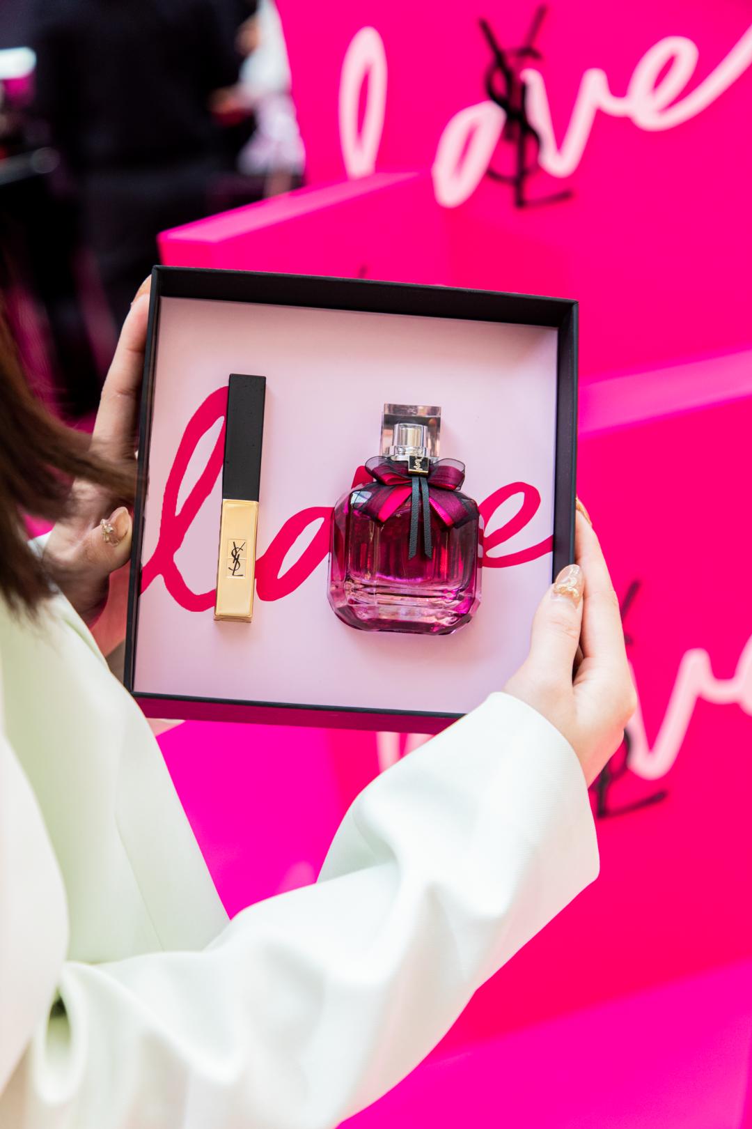 YSL直升机狂爱来袭，带你穿越巴黎，“上天”告白