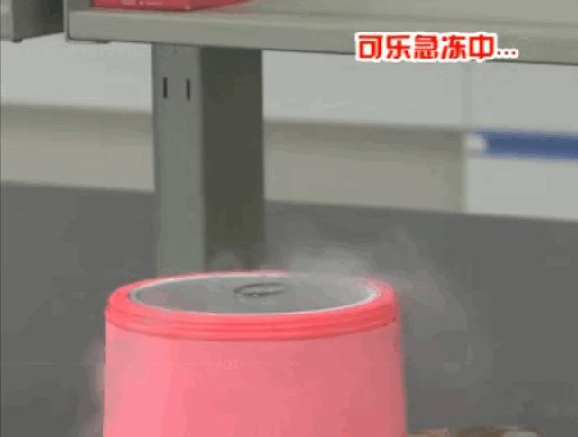 男孩喝碳酸饮料瓶爆炸,一小孩被喷泉水柱冲起