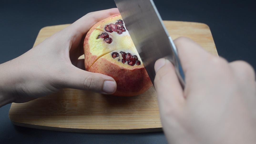 教你快速正确剥石榴的方法,剥石榴的小妙招只需要两步即可