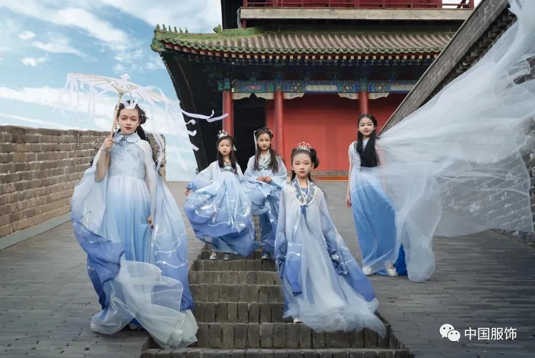 行业首发，JS蒋硕·肩上云×《中国服饰》杂志2021北京时装周上演汉服童装专场发布