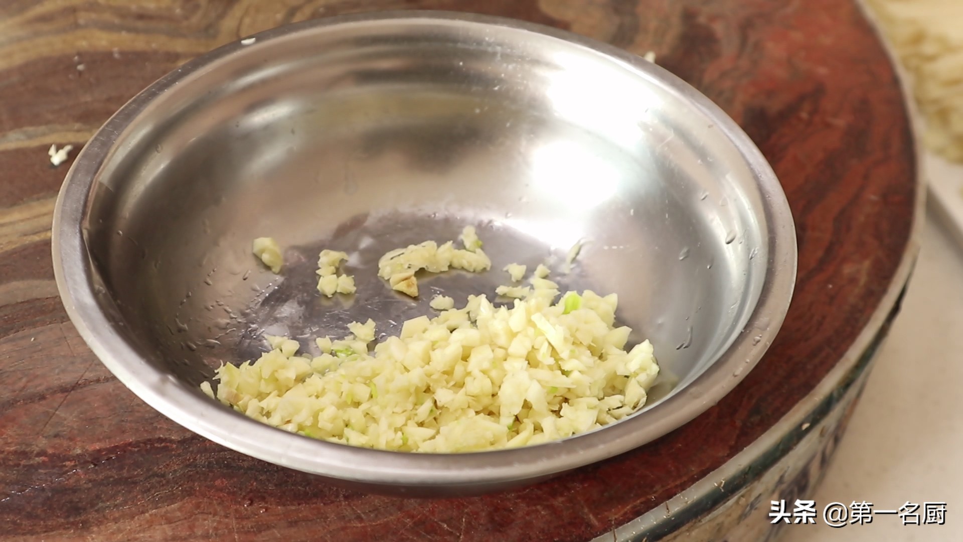 金针菇用菜椒怎么做的,家常剁椒金针菇的做法