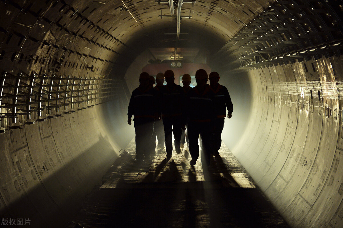赛场上乒乓成绩倒数第一，连球都发不过去，却赢得了中国人的掌声
