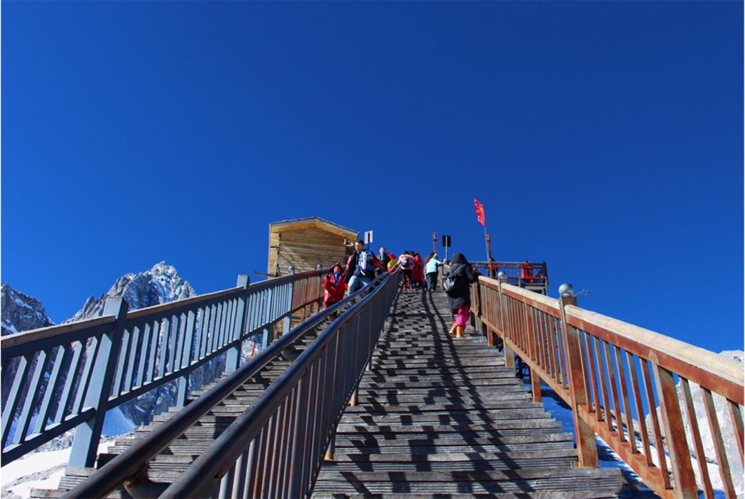 玉龙雪山日照金山的美,玉龙雪山日照金山美照