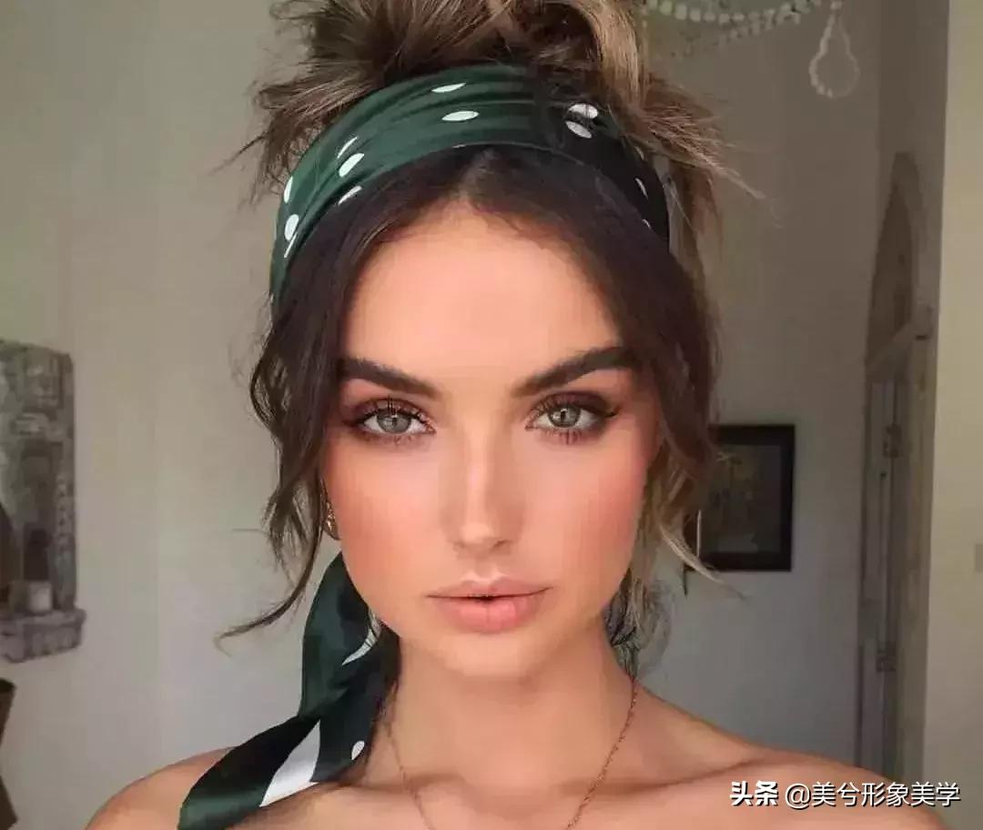 旧衣服怎么系丝巾好看,长条丝巾系法变衣服内搭