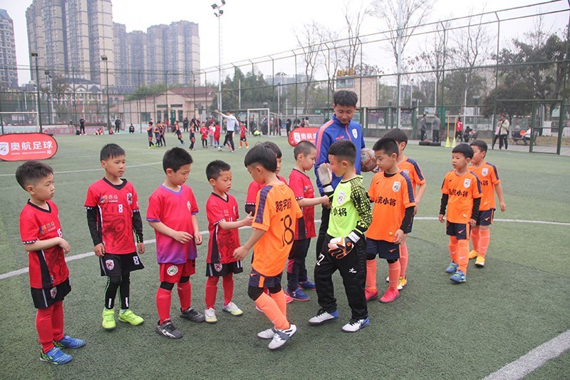 足球从娃娃抓起原视频,足球从娃娃抓起