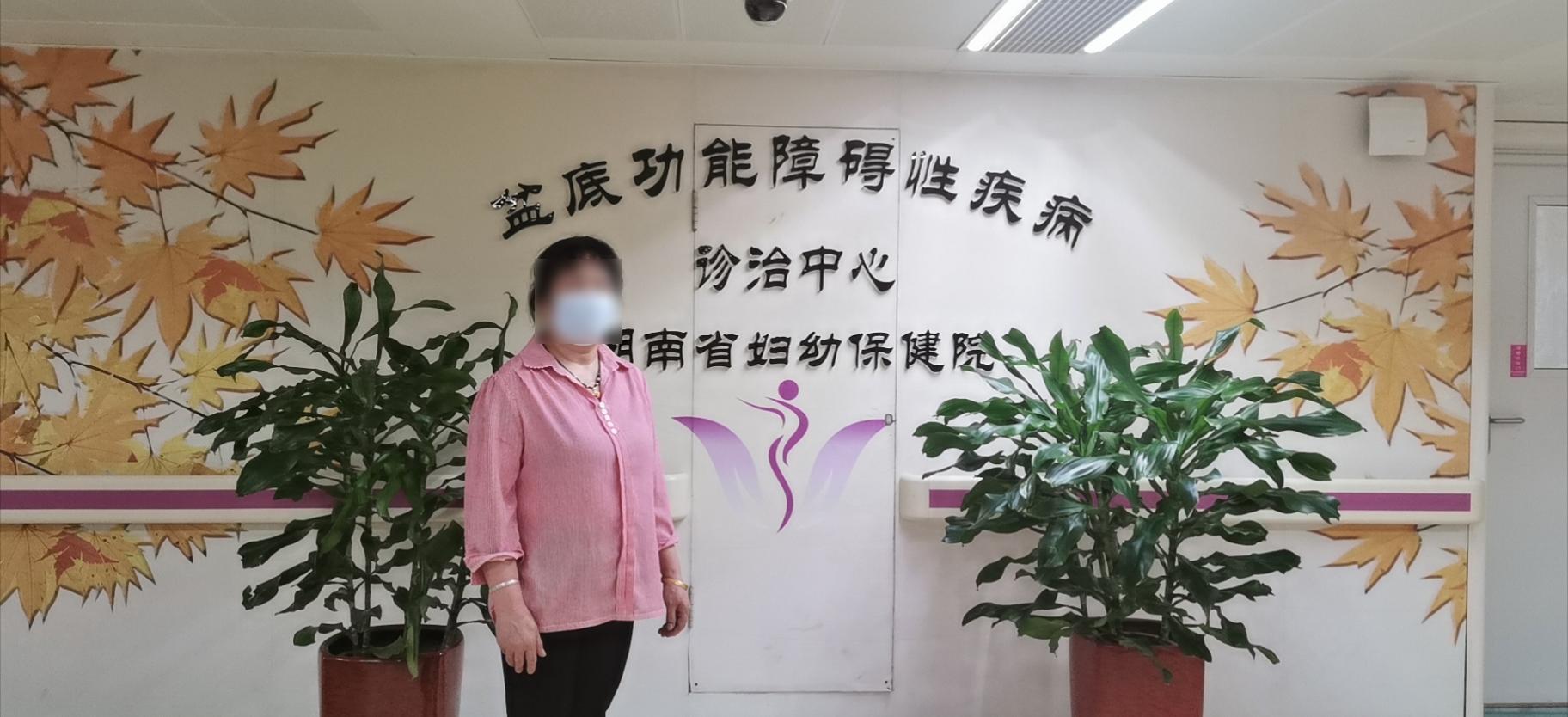 晕车时当着全车人尿湿了裤子，她说“光天化日，奇耻大辱”