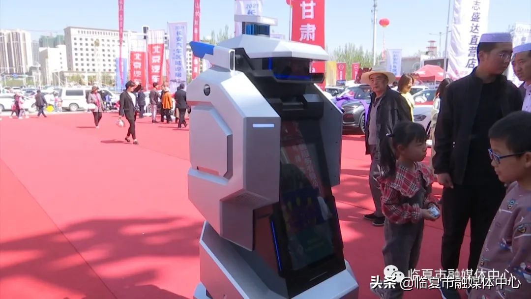 警用巡逻机器人亮相河州会展中心高科技助力牡丹文化月安保工作