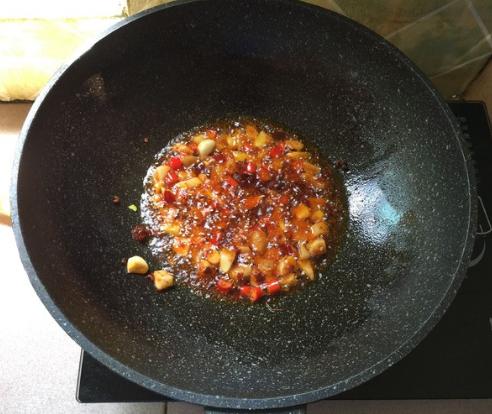 螺蛳粉汤底做法及配方红油,熬螺蛳粉的汤50斤水放多少盐