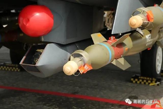 歼16旋转发射挂架,歼16可挂载大量精确制导武器