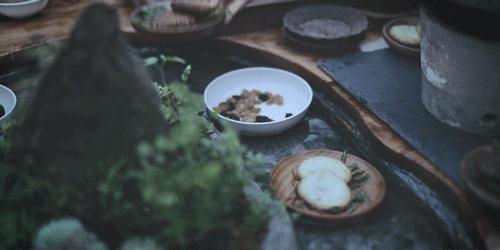 用废弃木床做书架,多功能流觞曲水桌