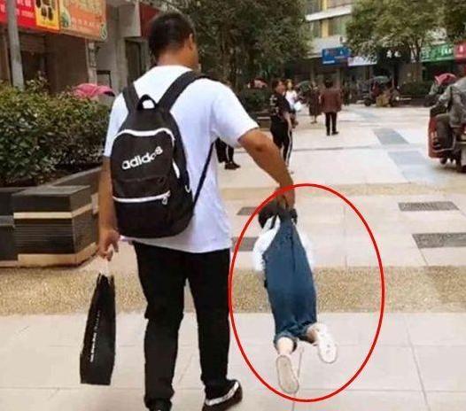 “背篓舅舅”意外走红，带娃搓麻将两不耽误，宝宝的表情太可爱