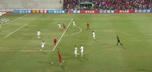 国足世预赛武磊进球集锦,世预赛武磊铲射破门