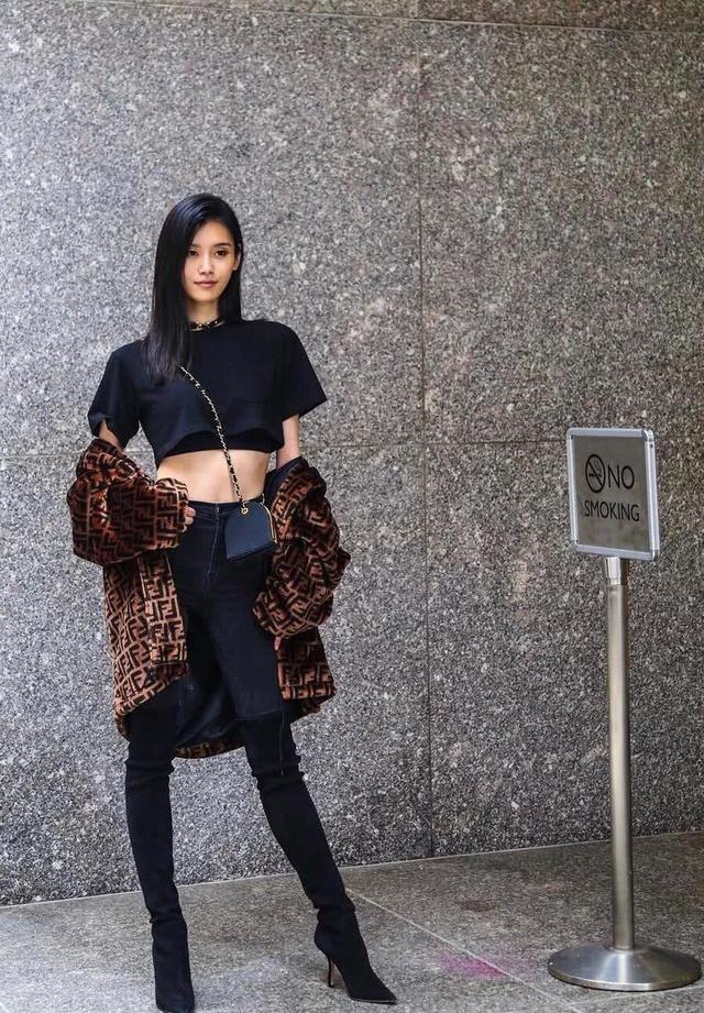 奚梦瑶维密试装，过膝高筒靴搭配牛仔裤，腿很细但整体太难看