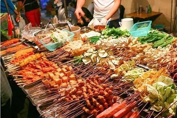 小伙摆摊卖烤串两个月瘦20斤赚7万,90后夫妻开店卖炸串月收入3万