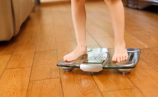 减掉一公斤脂肪需要消耗多少,减掉一公斤脂肪大约减了多少体重