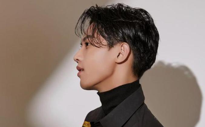 他18岁公开恋情，20岁订婚，22岁结婚，竟然只为留她在身边！