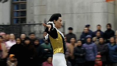 地位与张艺谋不相上下，他第一次做导演，扯掉了理想主义的遮羞布