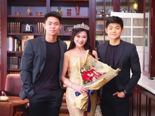 “超显小妈妈”走红，45岁看着像20岁，和儿子逛街被误认兄妹