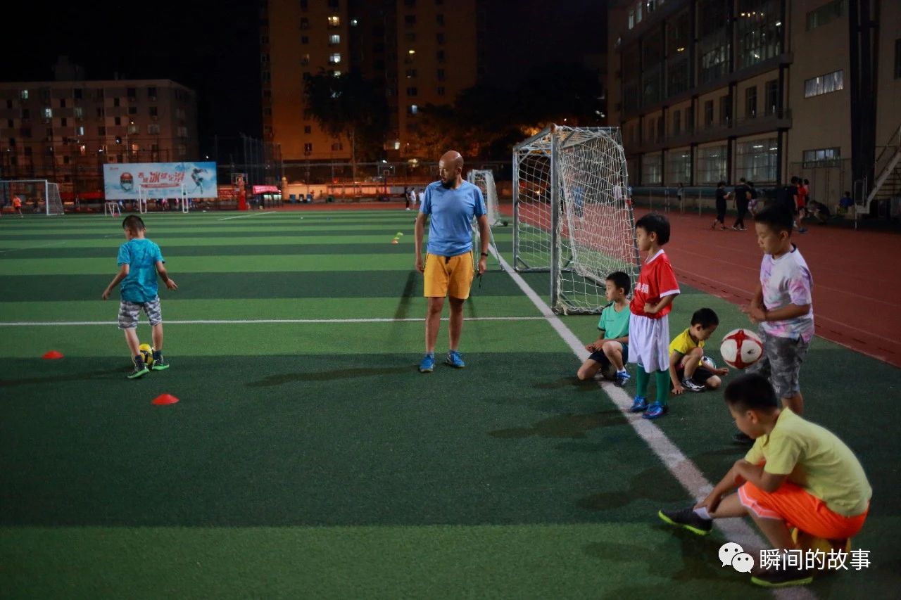 晚上的少年足球训练（一）