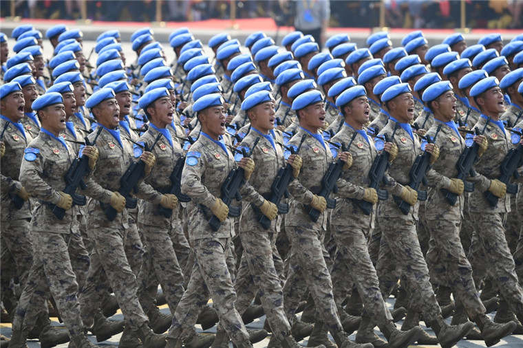 凤凰云中翱——国庆节70周年阅兵服装”（下）