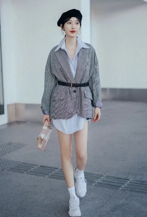 日常穿搭不可少具有质感腰带点缀,时髦精致女士两面穿时尚腰带