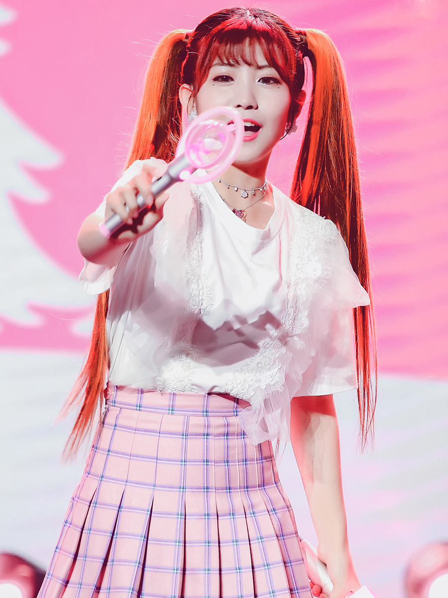 鞠婧祎机场穿搭春装,鞠婧祎机场条纹卫衣