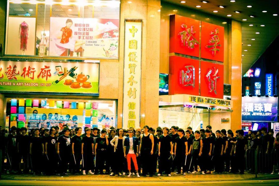 卷入黑帮争斗误以为是拍戏,港警黑帮厮杀追入警署