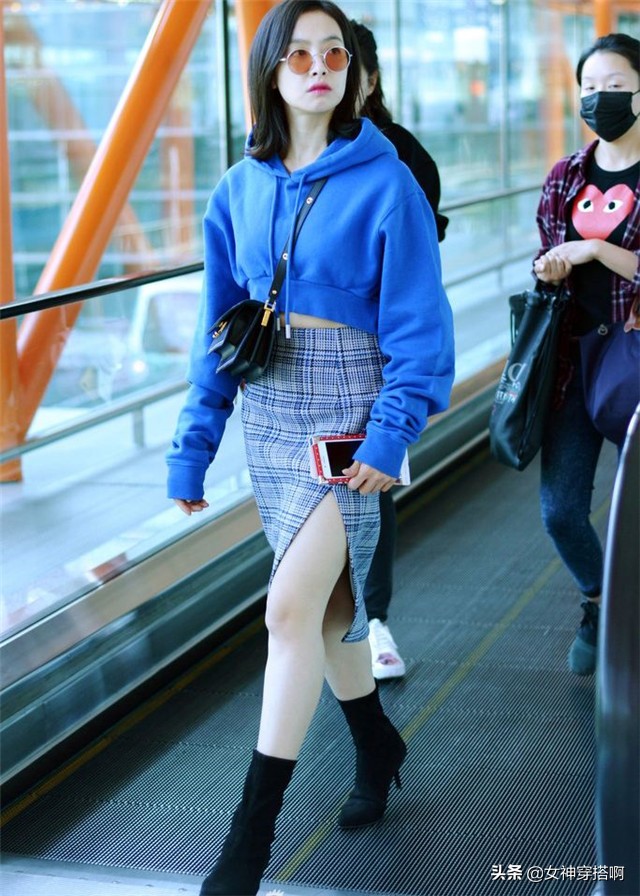 小个子这样穿卫衣时髦又显高,卫衣别再配裤子了